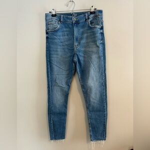 Hunter women’s 14 Light wash Skinny Jeans with raw ankle hem